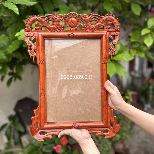 Khung Ảnh Thờ Treo Song Long Chầu Nguyệt Gỗ Hương 20x30 cm
