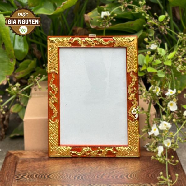 Khung ảnh thờ treo đục cuốn thư dát vàng gỗ hương 20x30cm