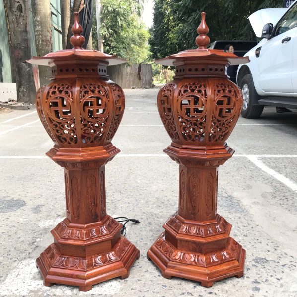 Cặp đèn thờ gỗ hương Đồng Kỵ đẹp